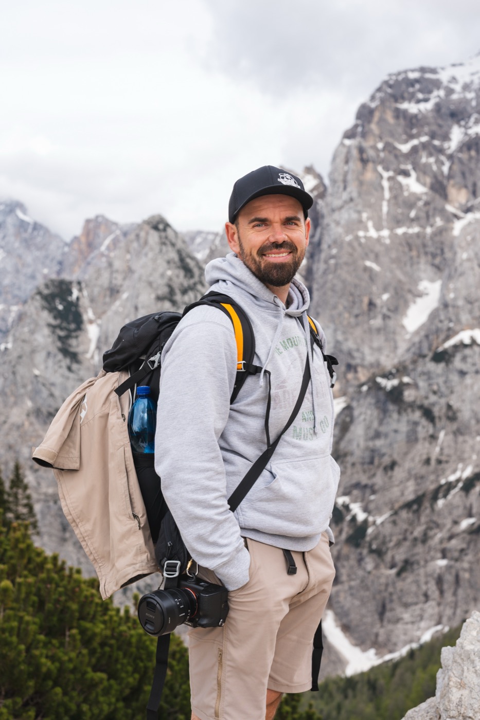 Tomáš Husák – fotograf s fotoaparátem v přírodě